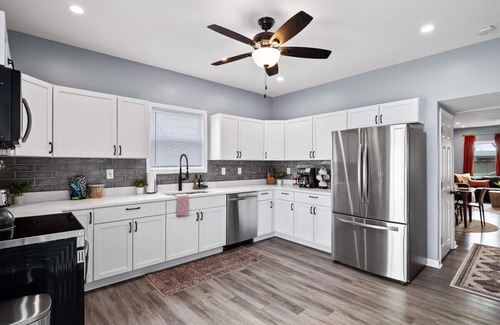 Detroit - Shoreway House | Hot Tub|N64|Mins to Downtown|Sleeps 8