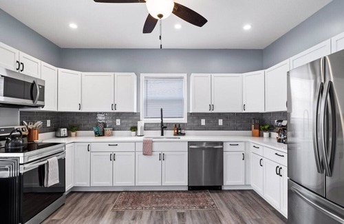 Detroit - Shoreway House | Hot Tub|N64|Mins to Downtown|Sleeps 8