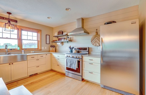 Pierce County Cabin | Hot Tub & On-Site Trails: Spacious Stockholm Cabin