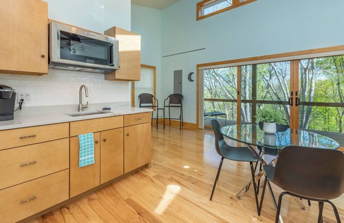 Spruce Pine House | Hot Tub, Perfect Mtn Getaway, Wifi, Hiking, 15 mins to Blue Ridge Parkway.