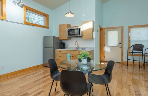 Spruce Pine House | Hot Tub, Perfect Mtn Getaway, Wifi, Hiking, 15 mins to Blue Ridge Parkway.
