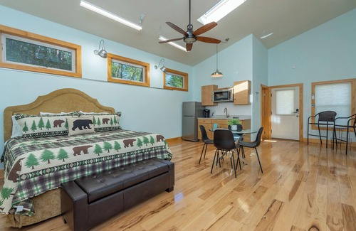 Spruce Pine House | Hot Tub, Perfect Mtn Getaway, Wifi, Hiking, 15 mins to Blue Ridge Parkway.