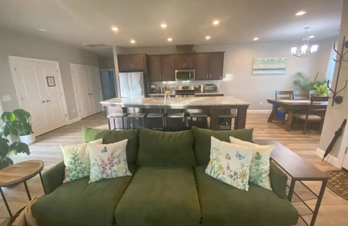 Murphys House | Hot tub, ping pong, and walking distance to over 25 wine tasting rooms!