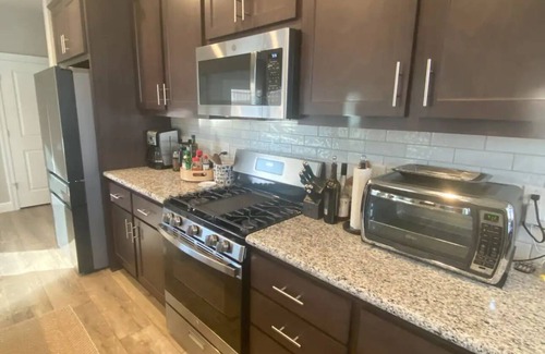 Murphys House | Hot tub, ping pong, and walking distance to over 25 wine tasting rooms!