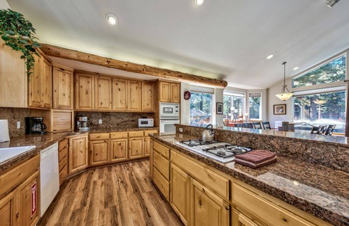 North Upper Truckee Cabin | Hot Tub, Pool Table, Bunk Beds, Large Yard, 8 Guests + Extra Kids 5 Yrs Old and Younger