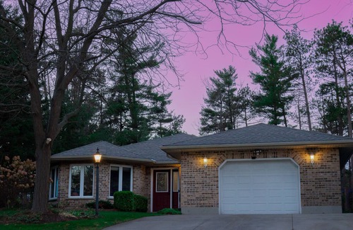Grand Bend Cottage | Hot Tub/Pool Table/Air Hockey/Theatre Room In Grand Bend Beach Town
