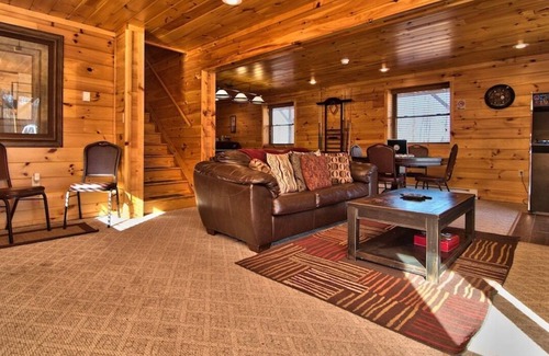 Hickory Hills Ski Chalet | Hot Tub, Pool Table, Fire Pit, 5 MIN TO SKI SLOPES, Secluded /Pet Friendly!