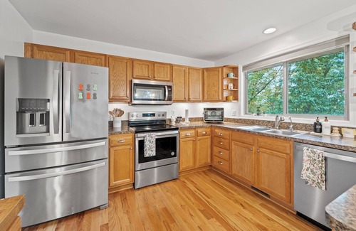 Front Royal House | HOT TUB! PRIME LEAF PEEPING! Gorgeous 4BR
