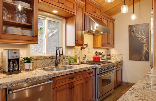 Twain Harte Cabin | Hot Tub + Scenic Views: Luxury Twain Harte Cabin!