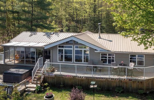 Baysville Cottage | Hot Tub, SUP, Canoe, Fireplace, WiFi, Dog Friendly, 5 Mins to Baysville