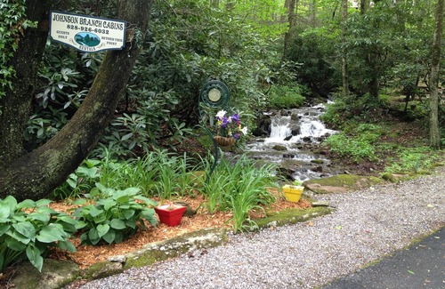Maggie Valley Cabin | HOT TUB, VIEW, CREEK, WIFI, King Bed, JACUZZI IN MASTER BATH.