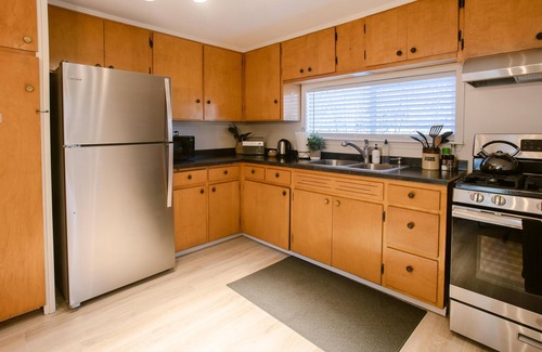 Gold Hill Cottage | Hot Tub w/River Views/Close to I-5/Private Patio