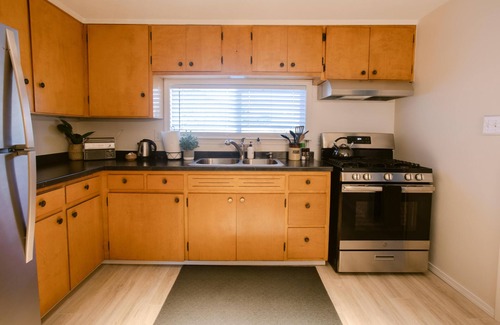Gold Hill Cottage | Hot Tub w/River Views/Close to I-5/Private Patio