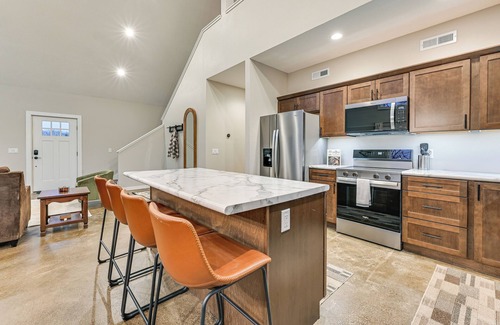Pella Cabin | Hot Tub, Water Access: Cabin Near Lake Red Rock!