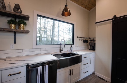 Campton House | Hot-Tub/WiFi/Secluded - A Red River Barnhouse