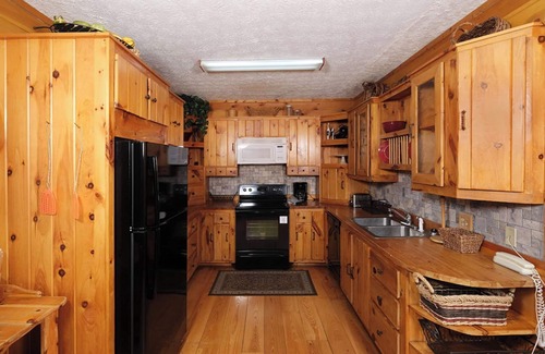 Gatlinburg - Pigeon Forge Cabin | Hot Tub with Mountain Views, Game Room & Fireplace - An Unforgettable Cabin