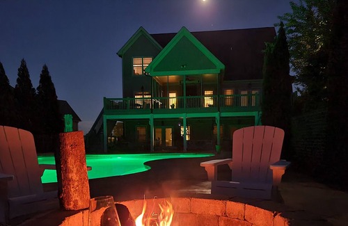 Graysville House | Hot Tub, Wood Fire Pit, 2 Gas Fires, Large pool, Gym, Pool Table, Darts, etc!