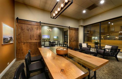 Brownstown Hotel | Hotel Maison Yakima Tapestry Collection by Hilton
