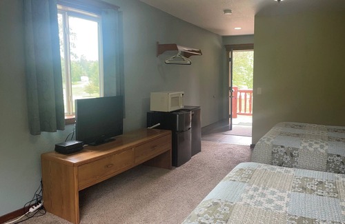 Jenkins Cabin | Hotel Room at Wildwedge RV Lodge
