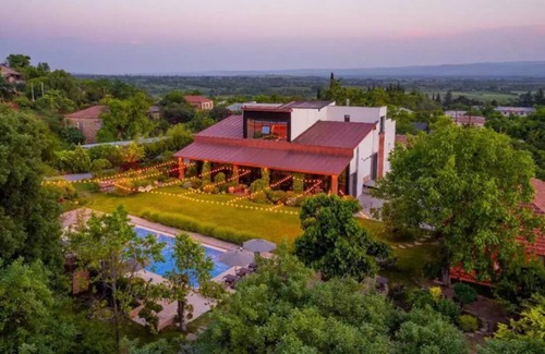 Zegaani House | Hotel room in a winery with balcony