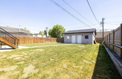Jasper Place House | ⭐️Hotel Style Private suite ❤️ Fence Yard✅ Pet Friendly 🐶 Near West Edm Mall✅