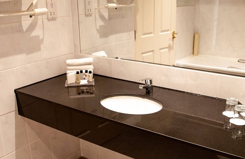 Ennis Hotel | Hotel Woodstock, an Ascend Hotel Collection Member