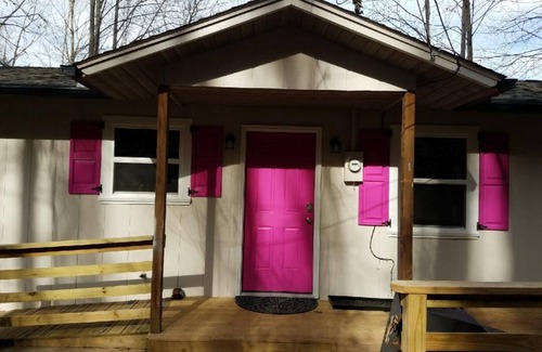 Hiawassee House | HOTLIPS AT COLLINWOOD upstairs Price is on the website Down stairs $125 extra
