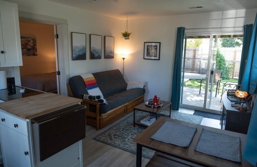 Montavilla House | HotTub, Fast WiFi, cozy & convenient-Casita Morado