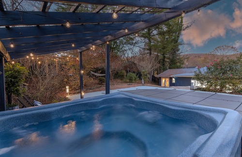Hendersonville House | HotTub, FirePit, Pets, Pool Table, Outdoor Dining