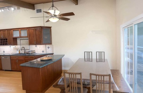 Bay Park House | HotTub/Fireworks/Fast Wifi/Skylights/Hue lights