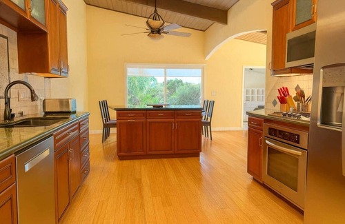 Bay Park House | HotTub/Fireworks/Fast Wifi/Skylights/Hue lights