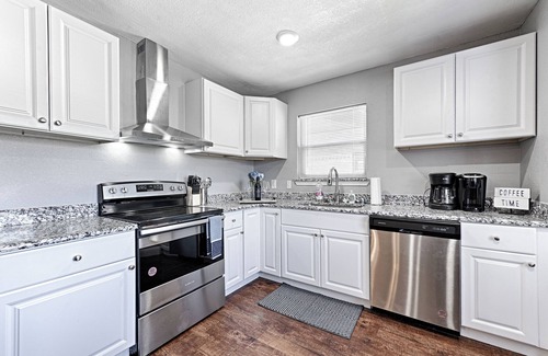 Burleson House | HotTub Game Room BBQ SlipNSlide Walk 2 park Firepit and much more!