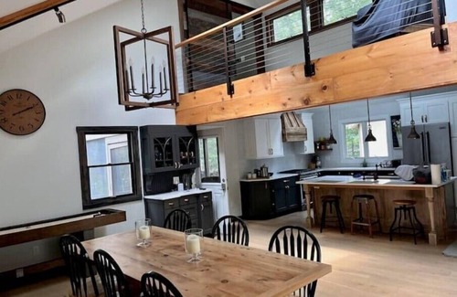 Pocono Pines House | HotTub LakeNaomi 4br dream house. Family and Pet Friendly!nn