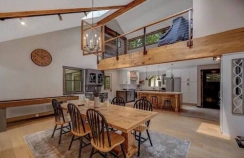 Pocono Pines House | HotTub LakeNaomi 4br dream house. Family and Pet Friendly!nn