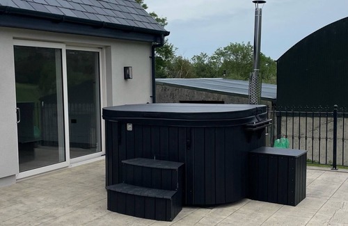 Killarney House | ✨HotTub✨ New Renovated historical cottage, private lake access ,scenic views