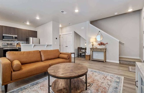 Nampa House | | Hounslow way | Elegant 2 bedroom townhome | Namp