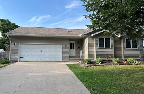 University Heights House | House 1/2 miles to Kinnick Stadium in University Heights