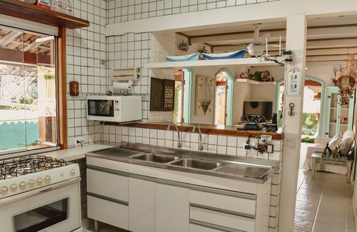 Itaguassu House | House 3 suites c air cond and TV, barbecue for 3 cars 200m from the beach.