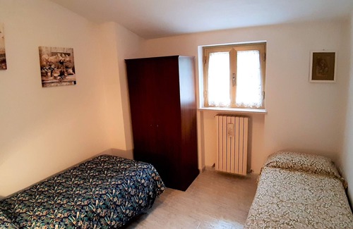 Castelli House | HOUSE AT THE FOOT OF THE WOOD OF MONTE CAMICIA