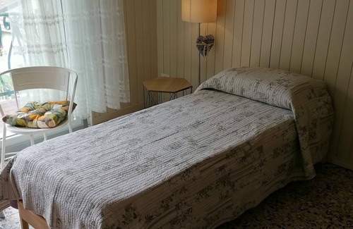 Brunate Apartment | House built in 1900 a few steps from the funicular and from the town center.