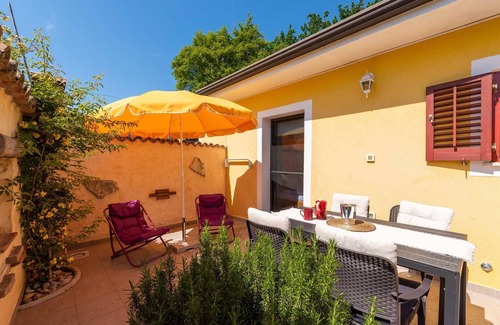 Kukci Apartment | House bungalow Garden with pool in Porec
