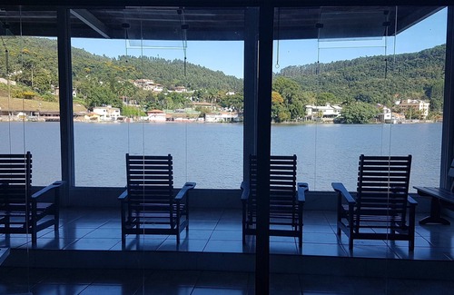 Regiao Urbana Homogenea I House | House by the Dam with Club Access