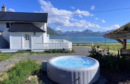 Andoy House | House by the fjord with whirlpool