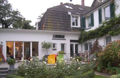 Neukirchen-Vluyn House | House by the pond ... but so central