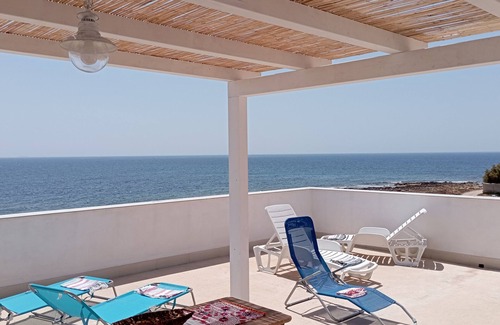 Noto House | House by the sea seaside village of Calabernardo in the Val di Noto. Sea view.