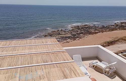 Noto House | House by the sea seaside village of Calabernardo in the Val di Noto. Sea view.