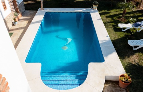 Alora Cottage | House cited in an environment of vegetation, very communicated with its surroundings