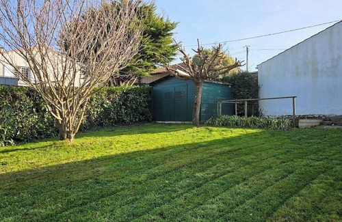 Brem Sur Mer House | House, close to beaches and shops, with enclosed garden. Pets welcome.