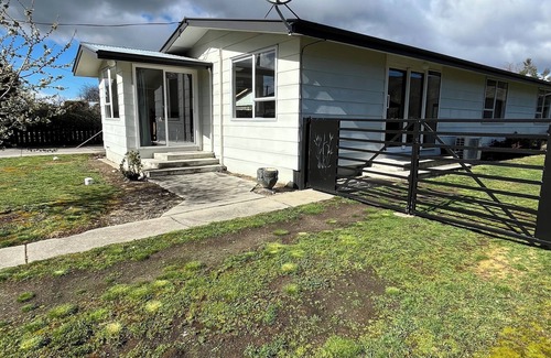 Clyde House | House - Clyde Getaway - 5 Minute walk to Clyde Township