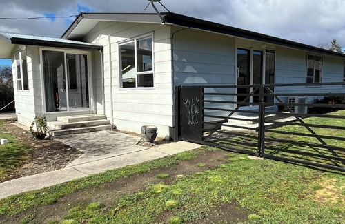 Clyde House | House - Clyde Getaway - 5 Minute walk to Clyde Township